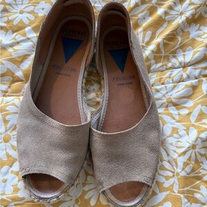 Verbenas Women's Tan Peep-Toe Espadrilles